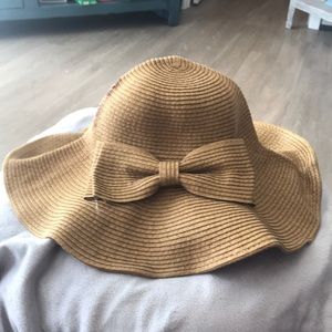 Floppy wide brimmed foldable sun hat